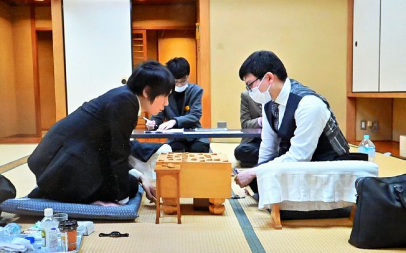 Amahiko Sato không đeo khẩu trang Amahiko Sato không đeo khẩu trang